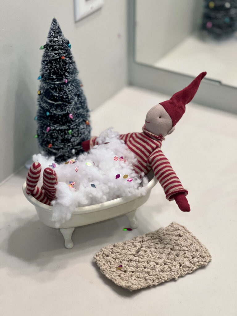 Elf on the shelf Christmas cheer bath